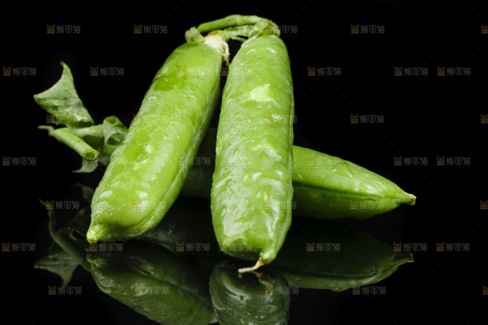 黑底上堆放着豌豆角