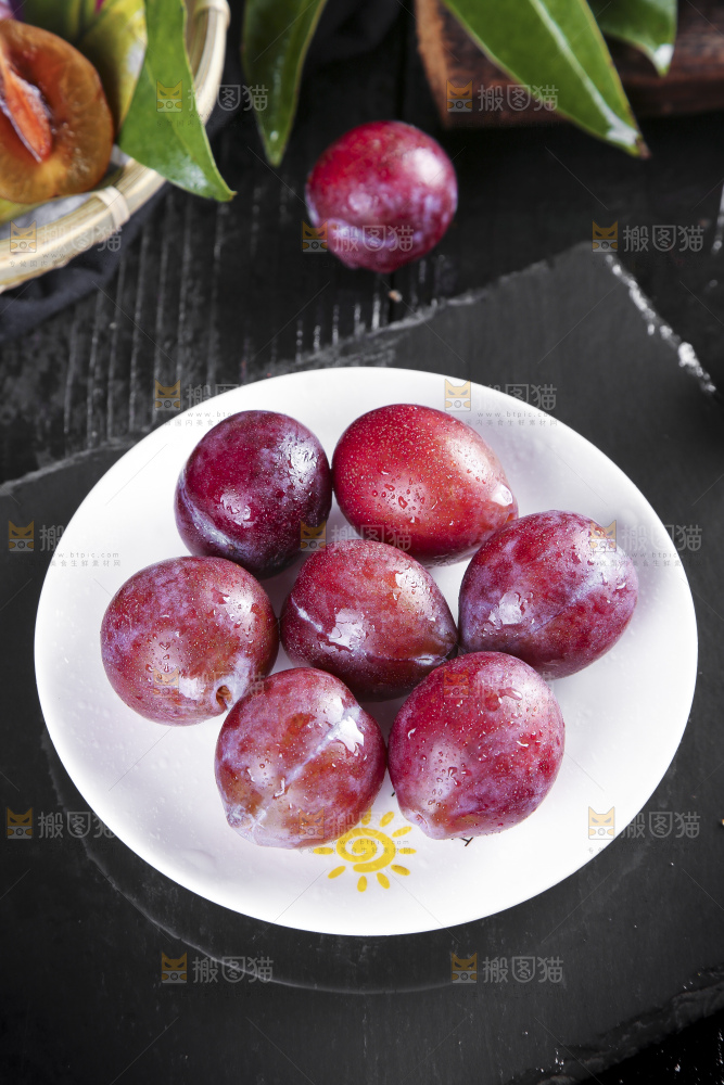黑石板上放着一盘新疆甜西梅