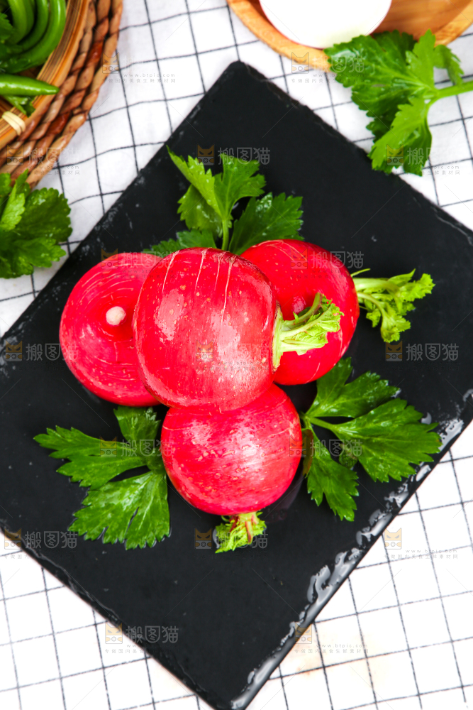 格子底上堆放着小萝卜