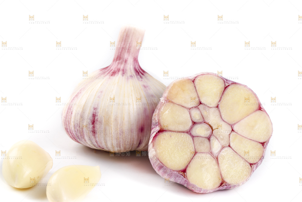 白底上放着新鲜紫皮大蒜头