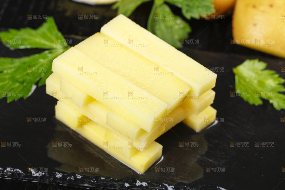 黑底上放着切好的土豆条