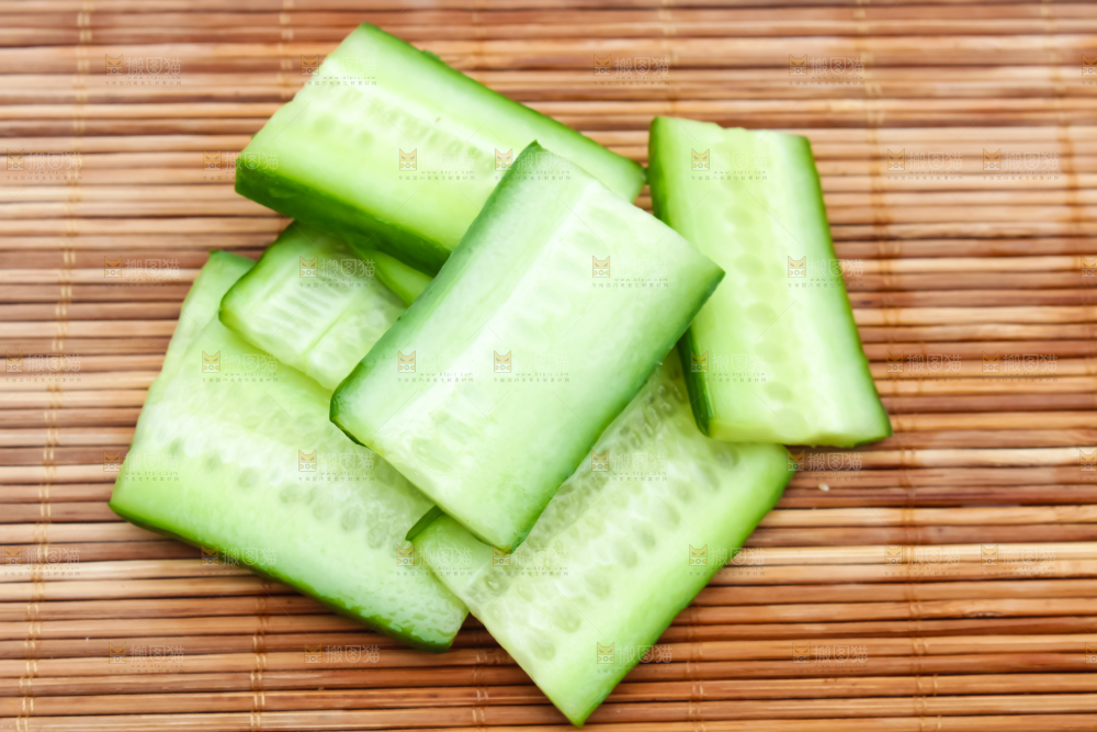 木底上放着东北水果黄瓜