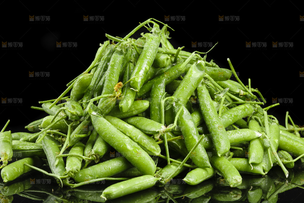 黑底上堆放着豌豆角