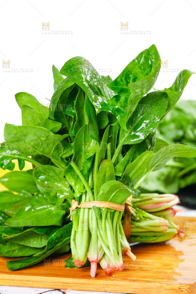 木板上放着菠菜
