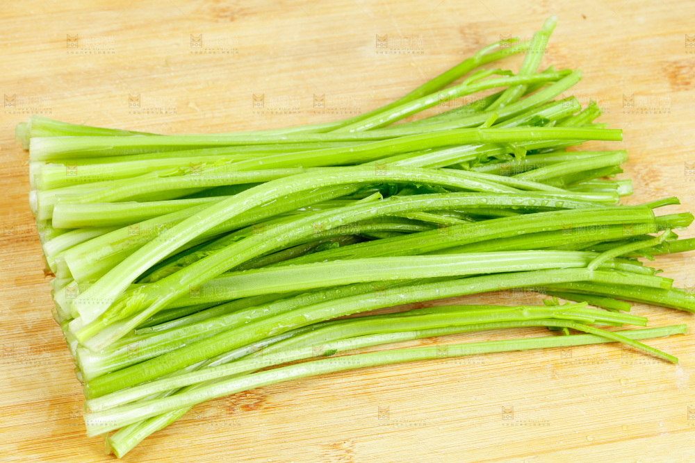 木底上的新鲜芹菜