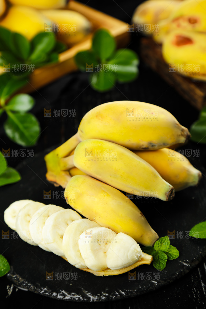 黑底上的苹果香蕉