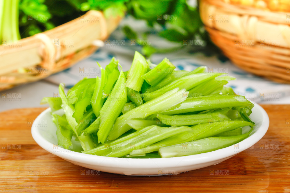 木底上放着一碟芹菜