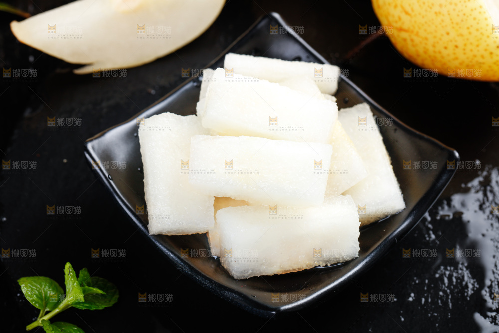 黑底上放着切好的雪梨