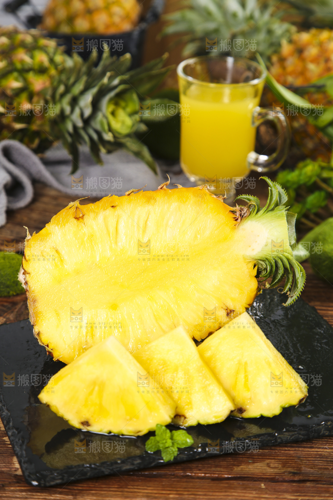 黑石板上放着海南金钻凤梨