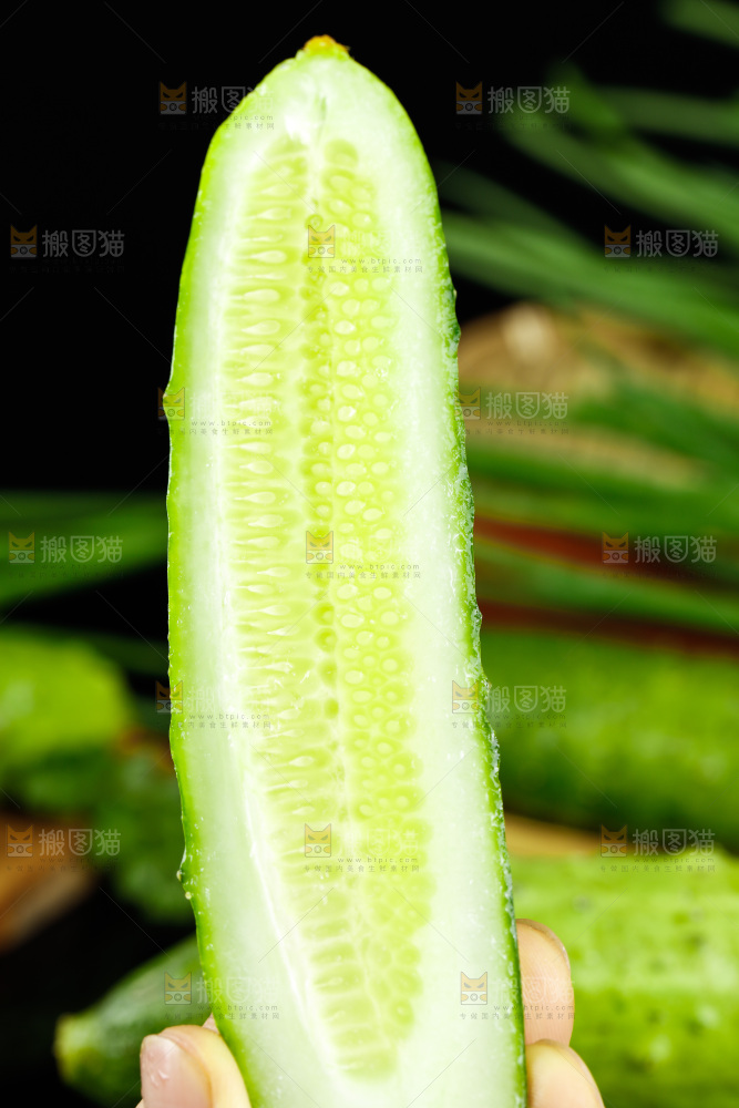 手里拿着黄瓜