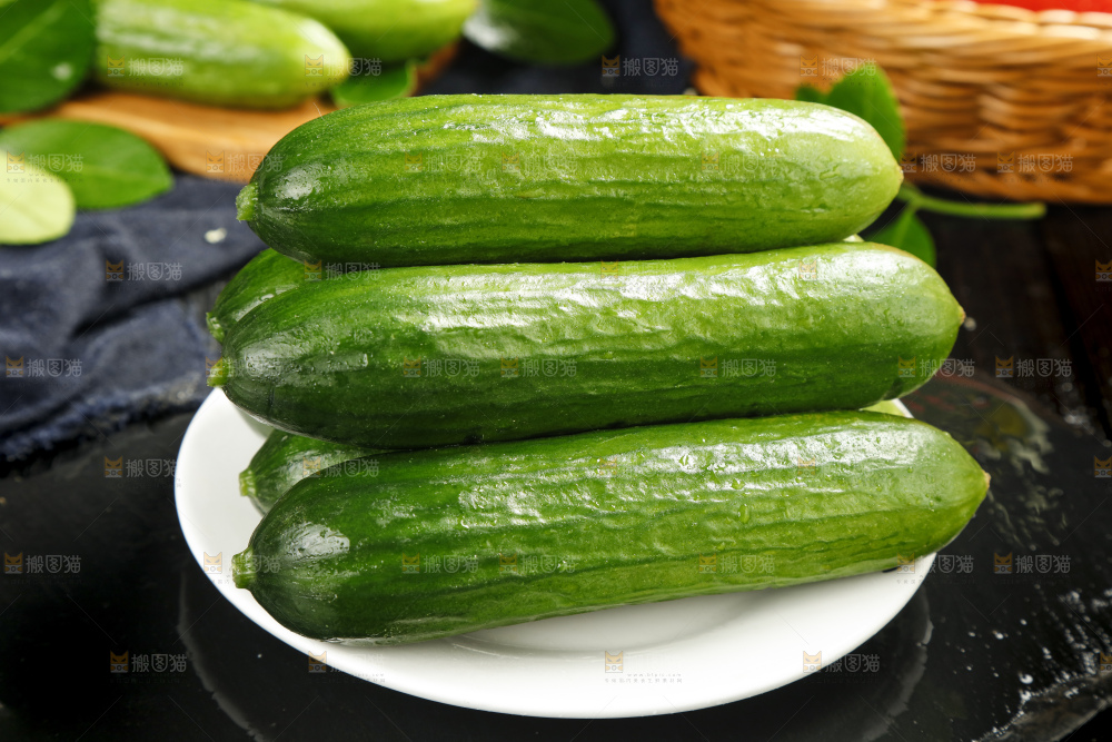 黑底上放着切开的山东水果黄瓜