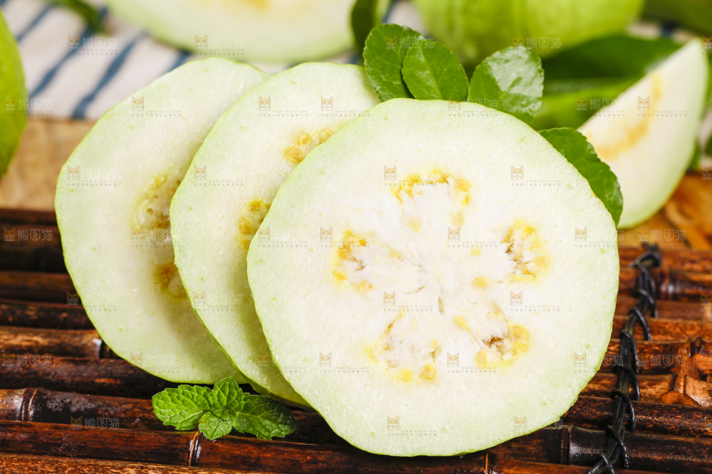 竹底上的白心番石榴