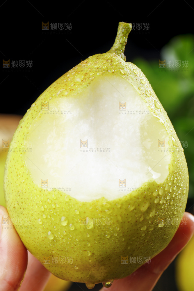 手拿新鲜小香梨