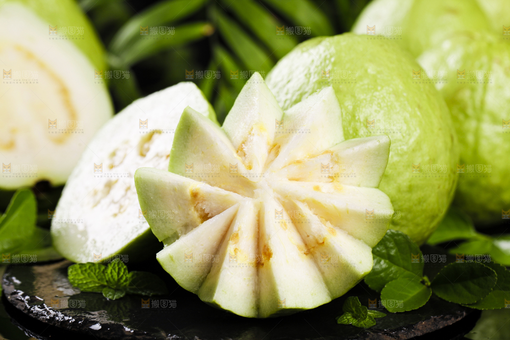黑石底上放着白心芭乐