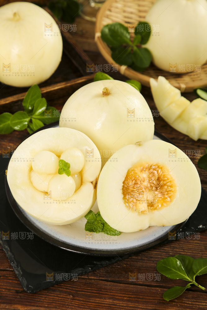 盘子里放着切开的陕西阎良甜瓜的果肉
