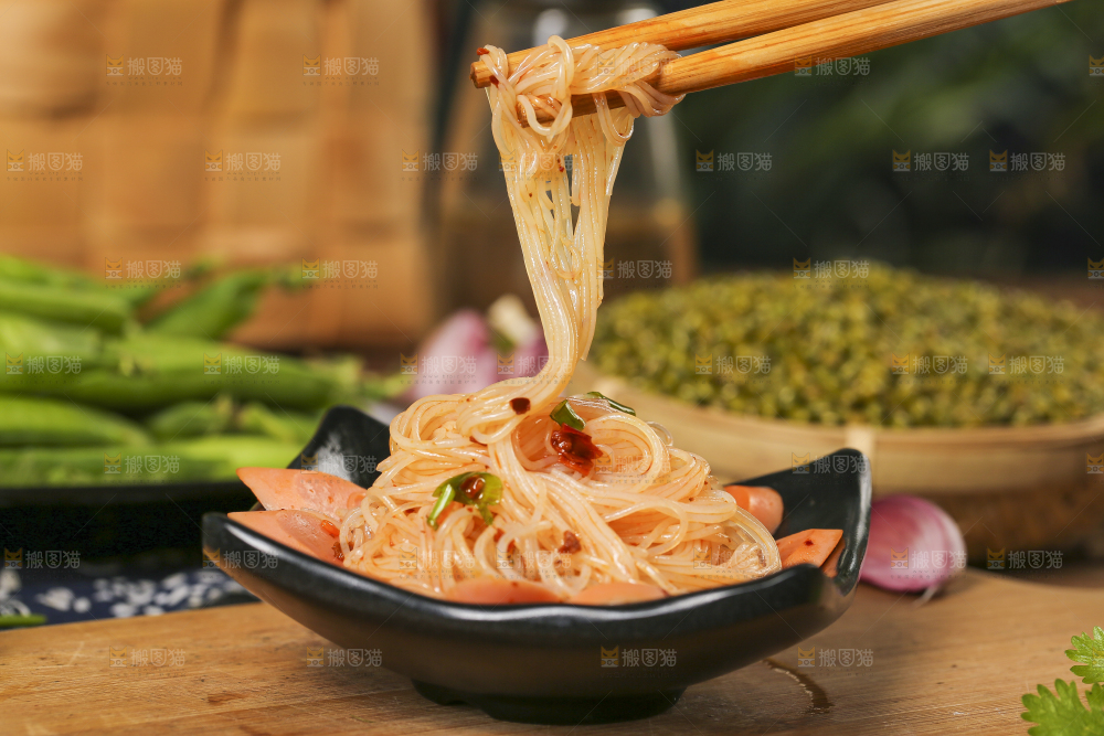 筷子夹着碟子里的凉拌粉丝