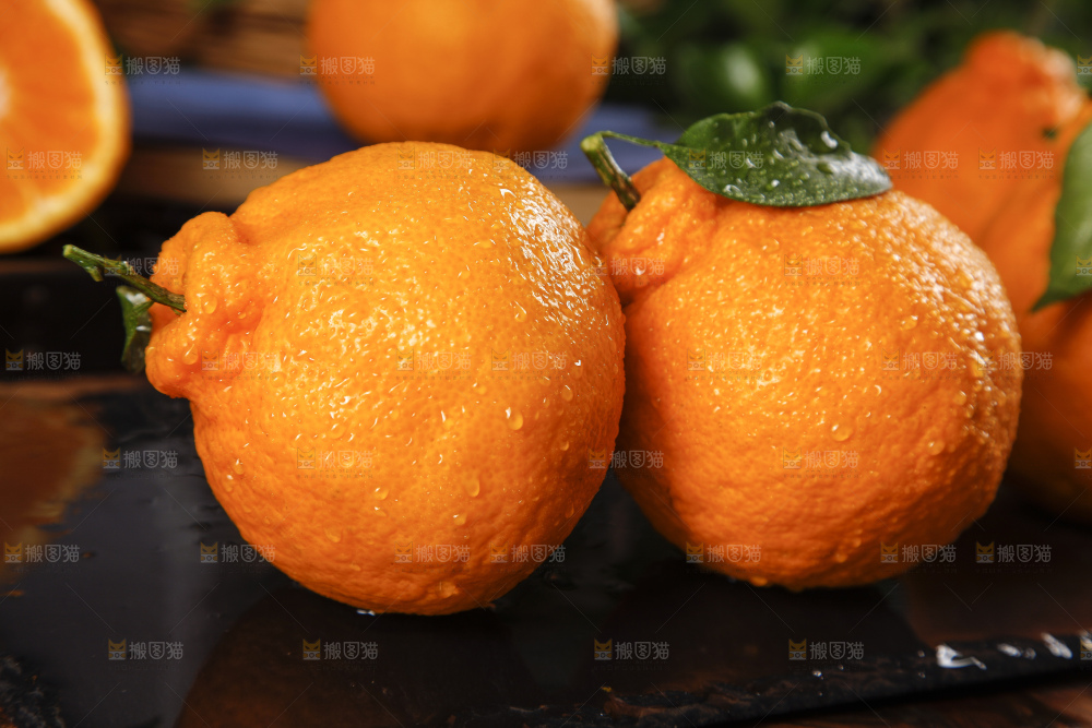 黑石板上放着新鲜丑柑