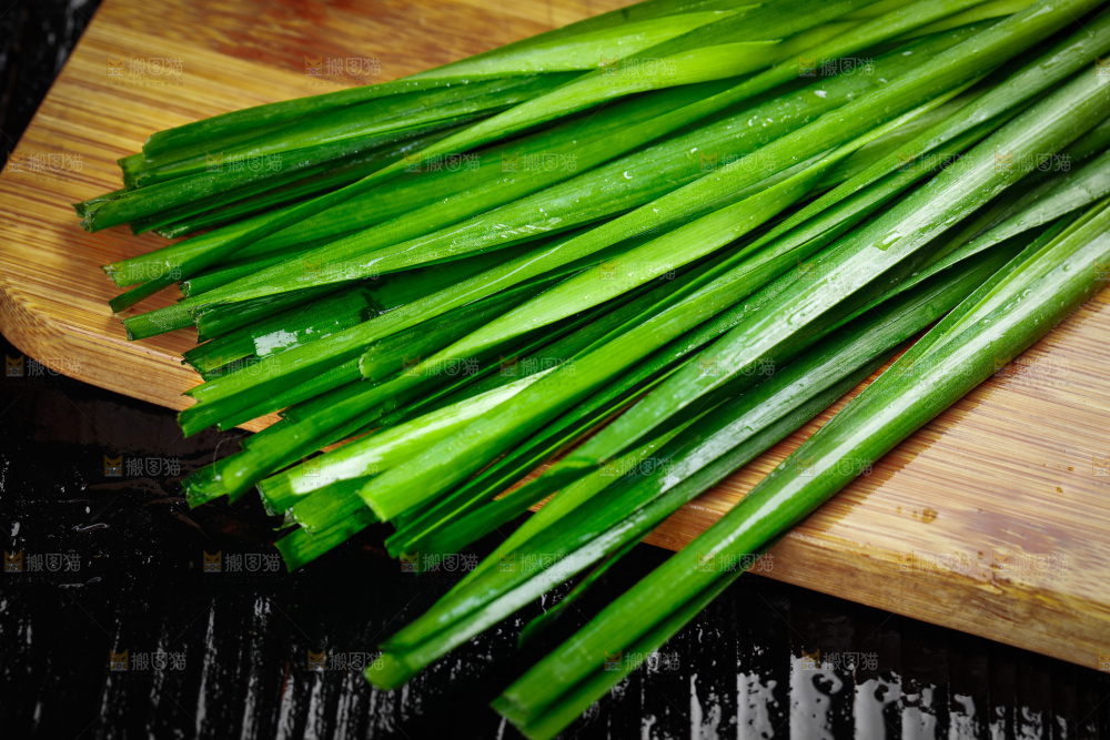 木底上放着新鲜韭菜