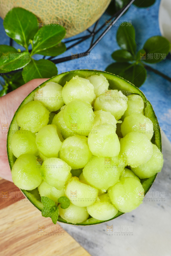 手拿网纹蜜瓜果肉