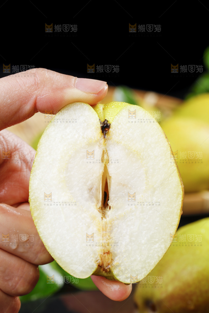 手拿新鲜小香梨