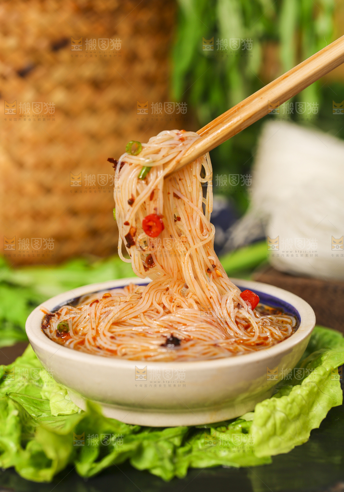 盘子里装着凉粉丝