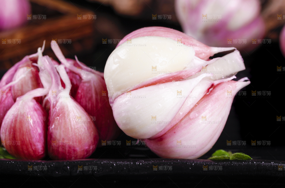 石板上放着新鲜云南紫皮多瓣蒜