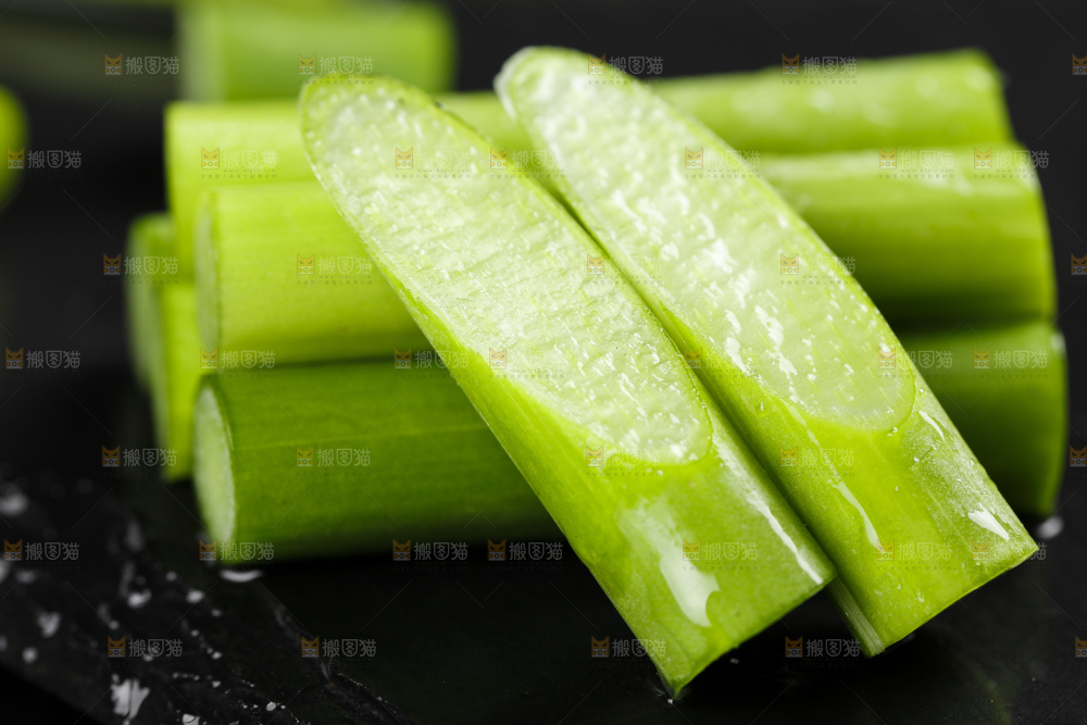 黑底上放着新鲜蒜苔