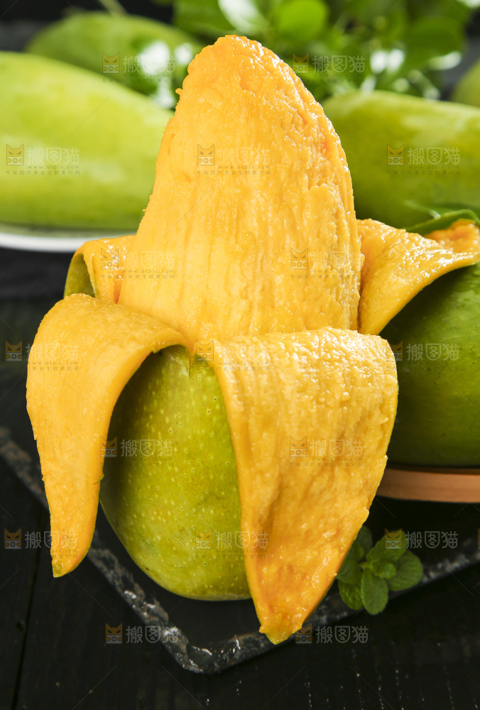 深底上放着剥皮的新鲜大青芒