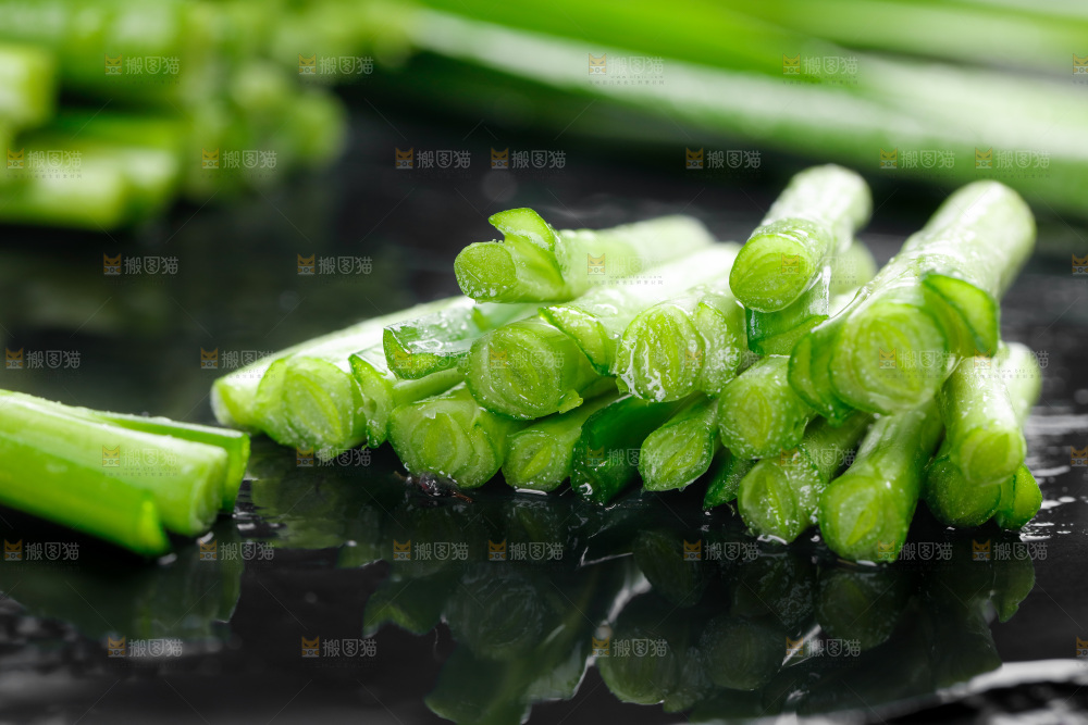 黑石板上的韭菜