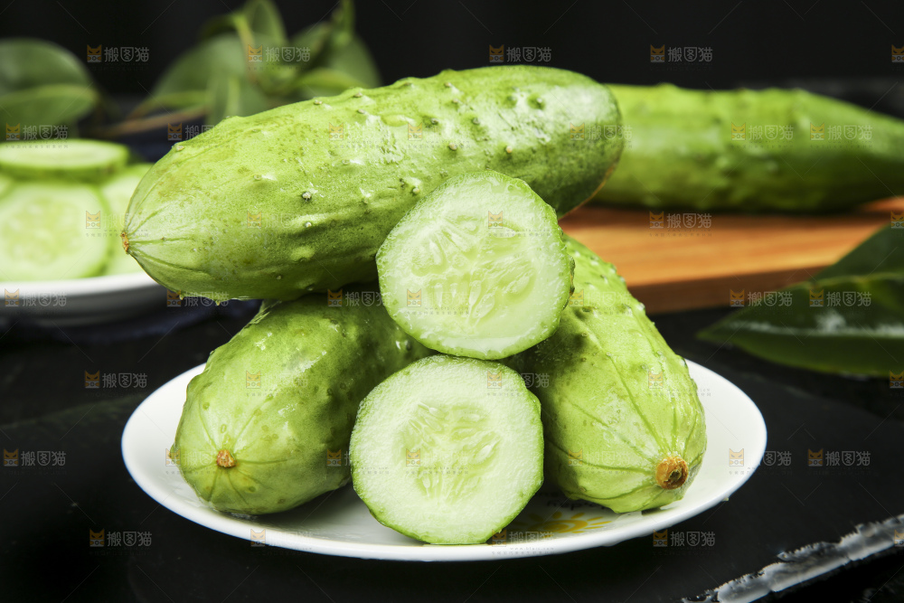黑石板上放着一盘切开的山东旱黄瓜