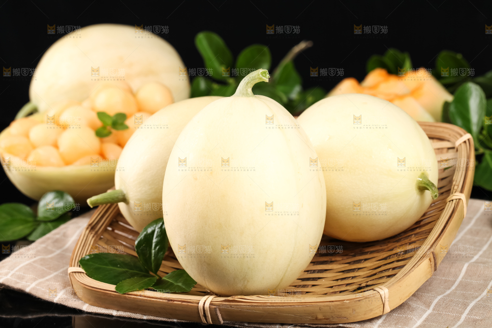 格子布上放着一筐阎良小甜瓜