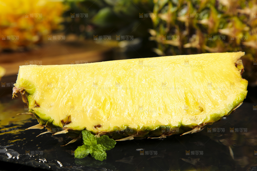 黑石板上放着海南金钻凤梨