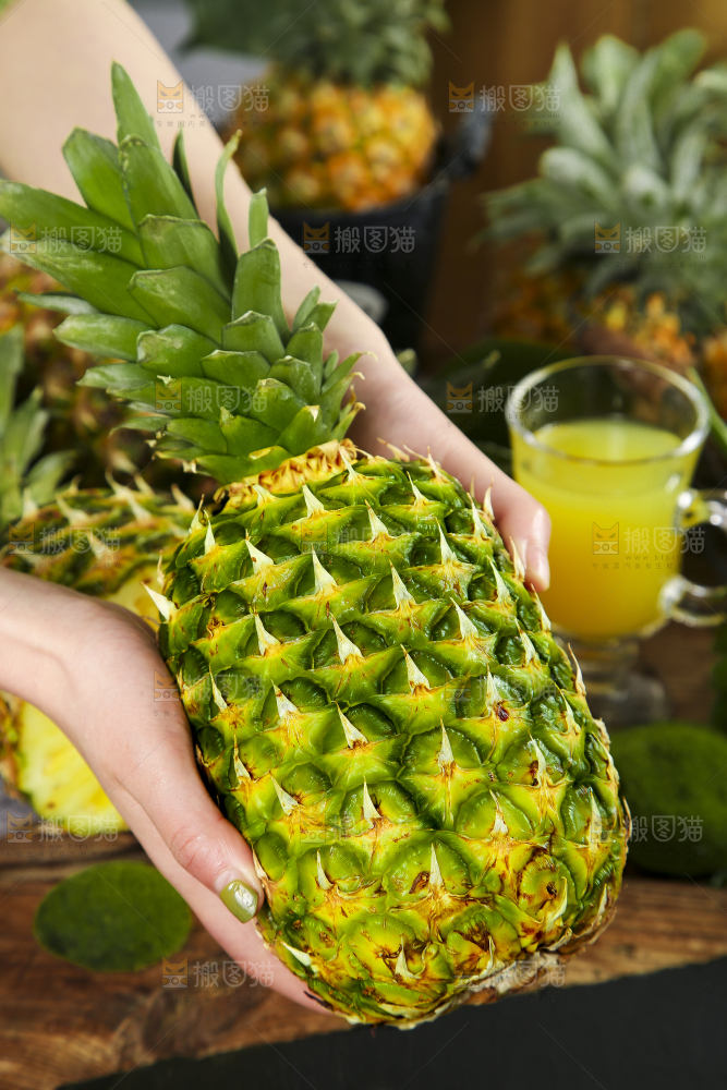 手捧着金钻凤梨