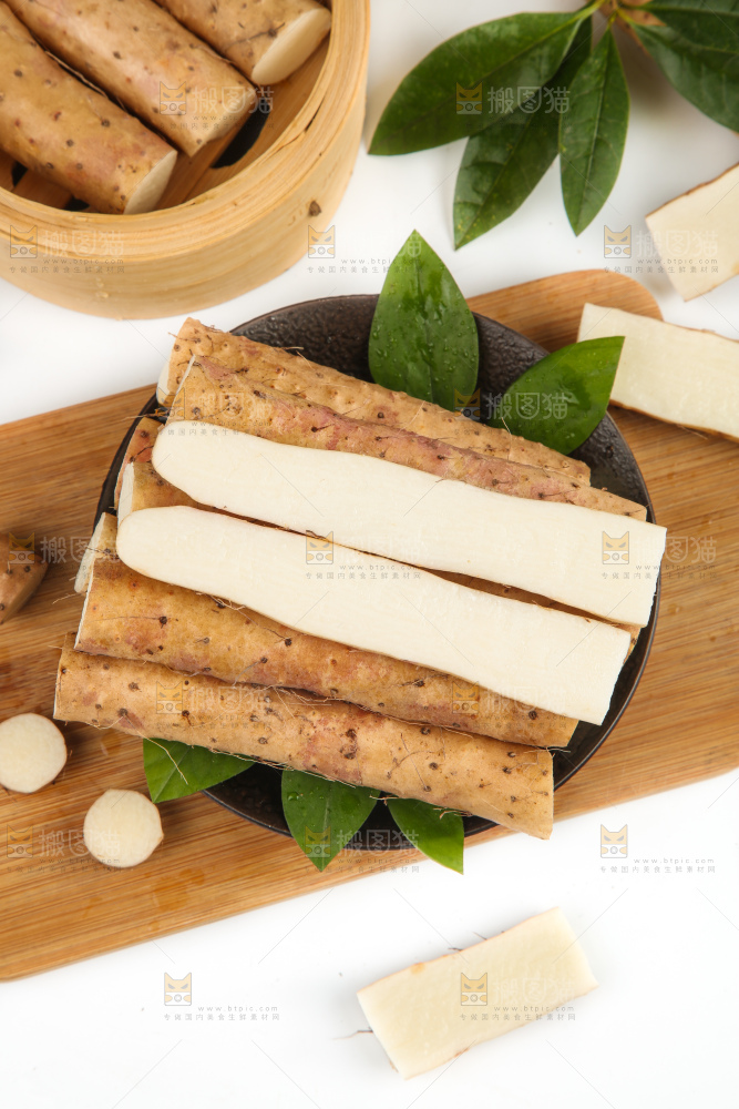 木底上堆放着山药