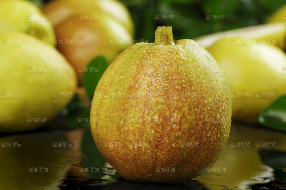 黑底上放着一盘香梨果肉