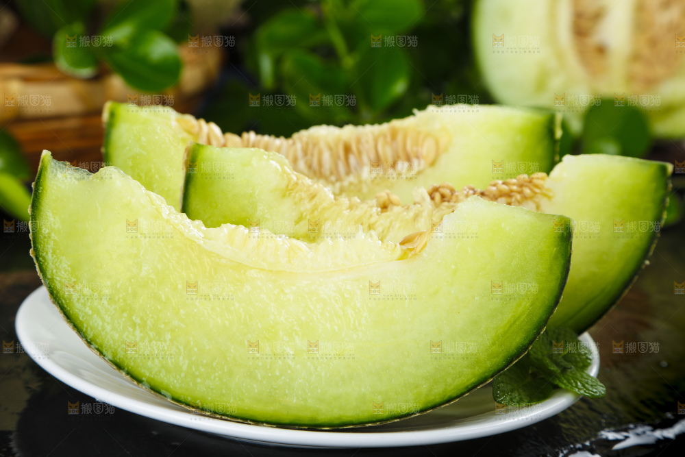 深底上放着切开的山东网纹蜜瓜