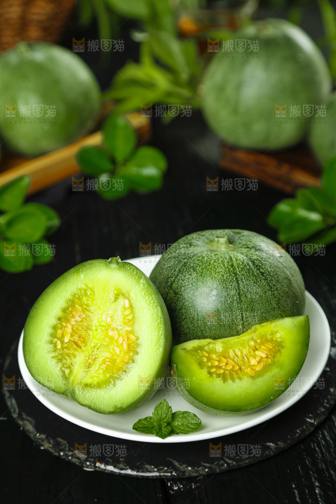 黑底上一盘绿宝甜瓜