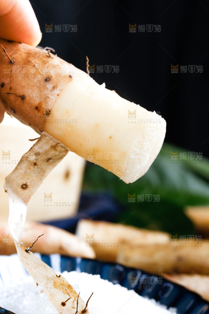 黑底上放着铁杆山药