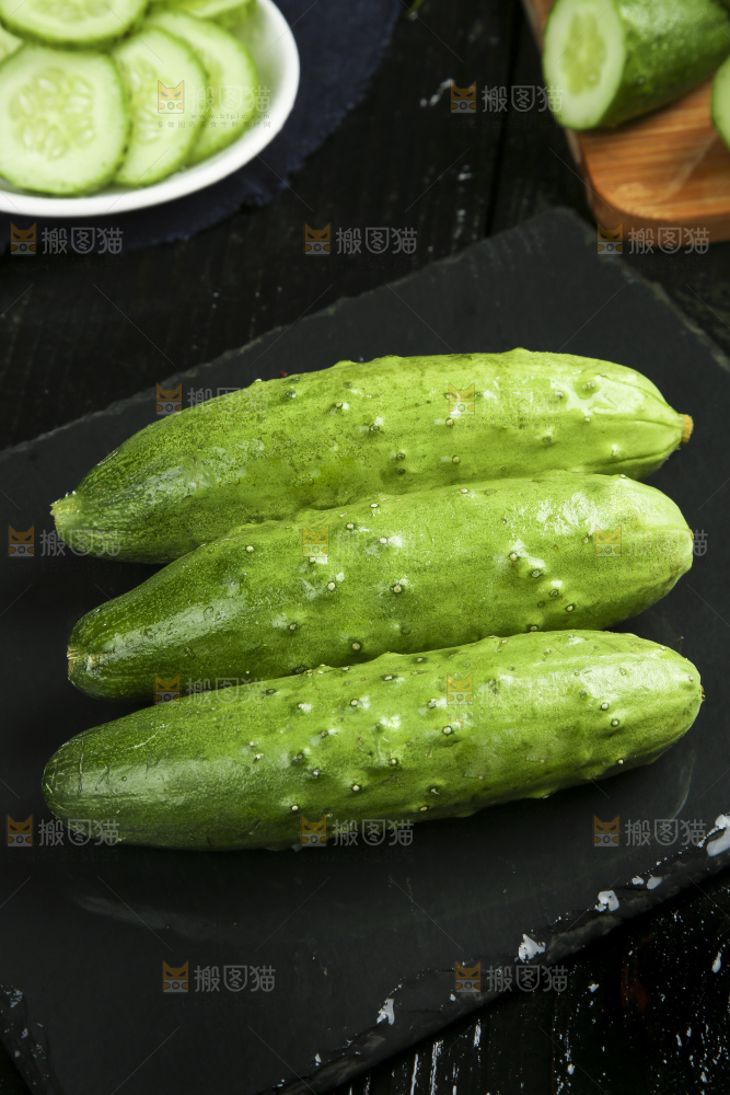 黑石板上的新鲜旱黄瓜