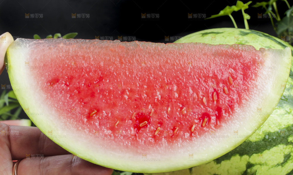 手拿着切开的西瓜