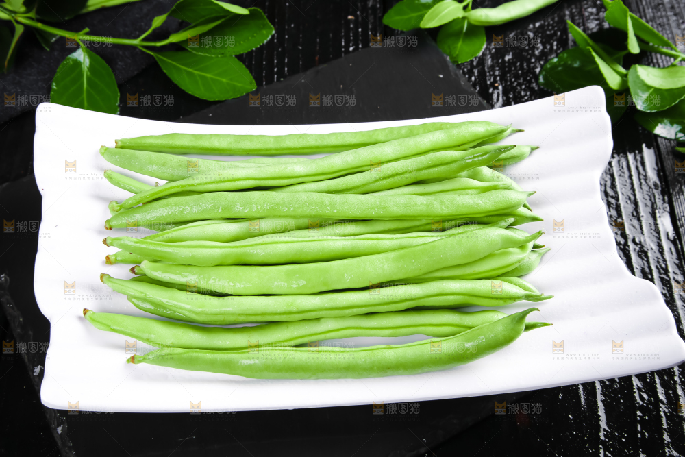 一盘陕西四季豆放在深底上