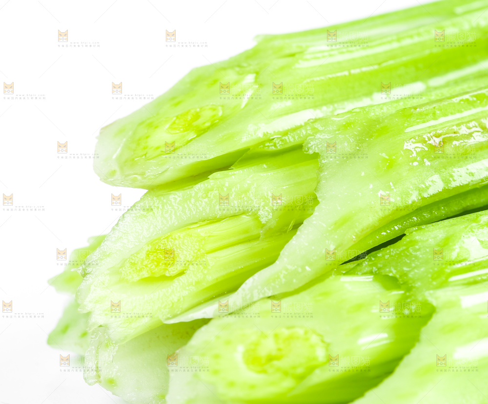 白底上放着新鲜芹菜
