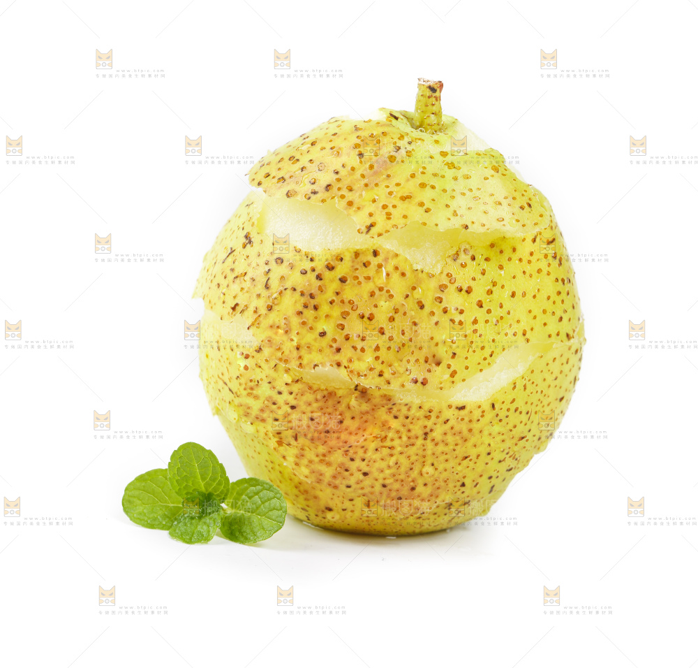 白底上放着削皮的红香酥梨