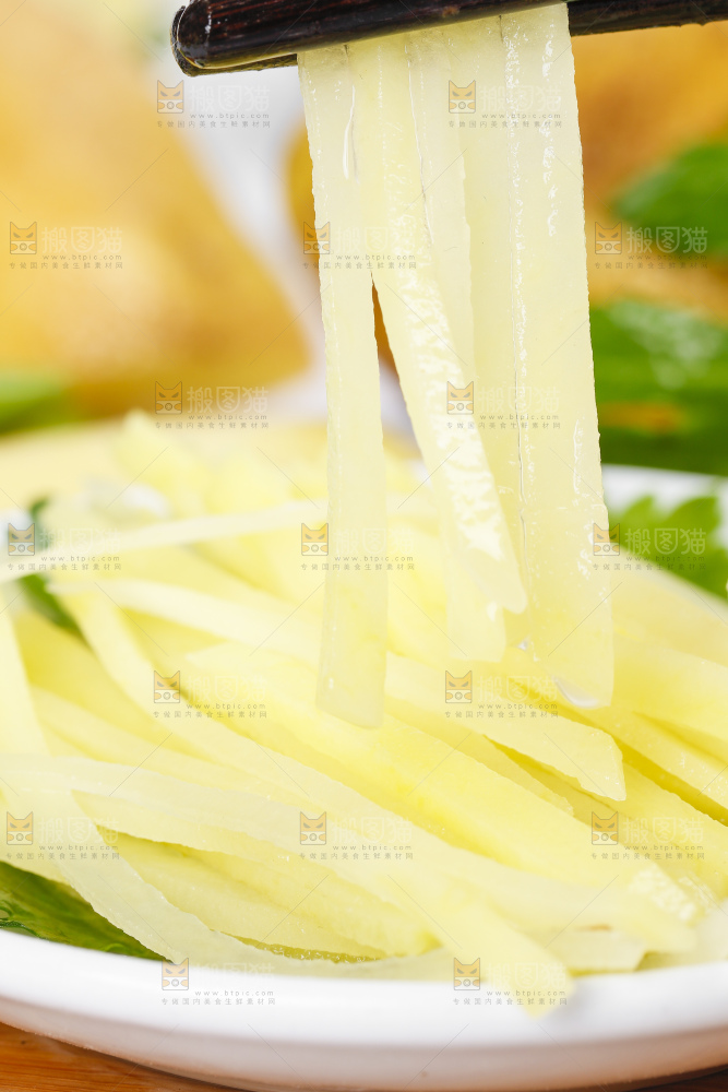 碟子里装着洋芋