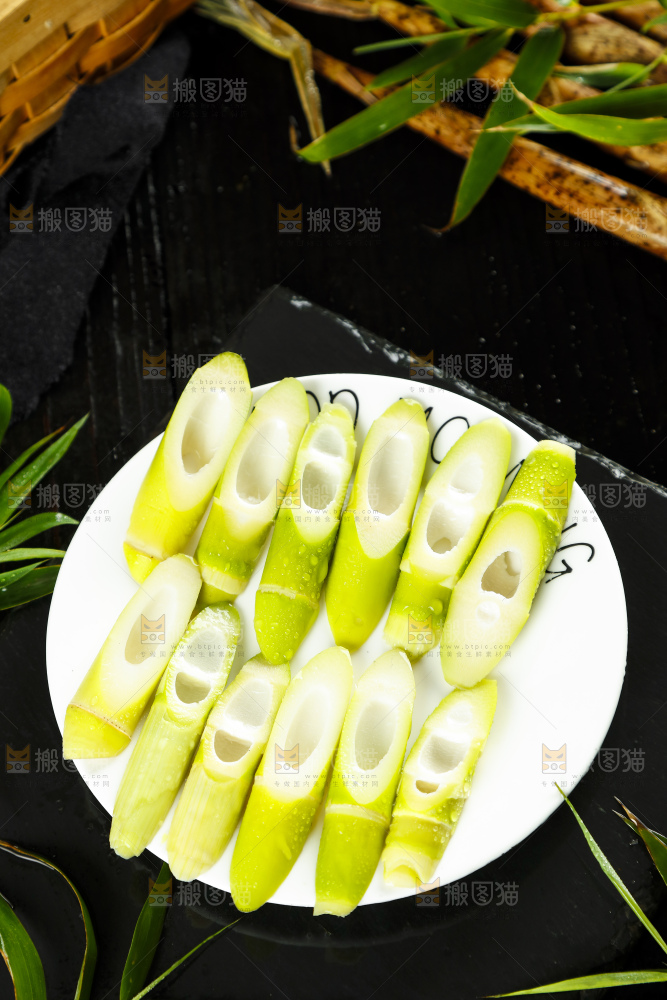 盘子放着剥皮切开的竹笋