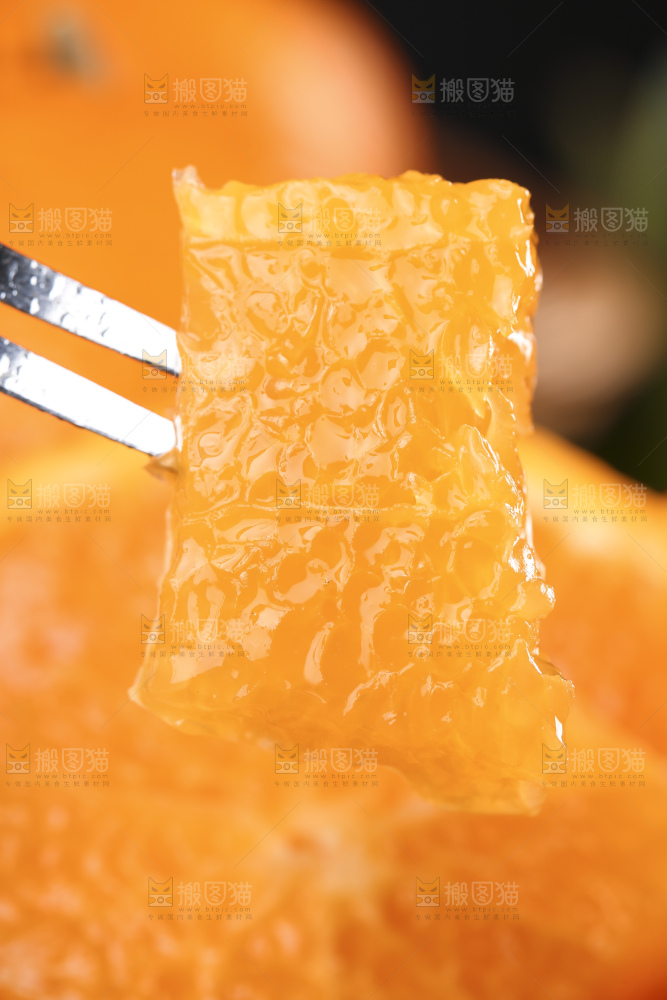 叉子叉着青见果肉