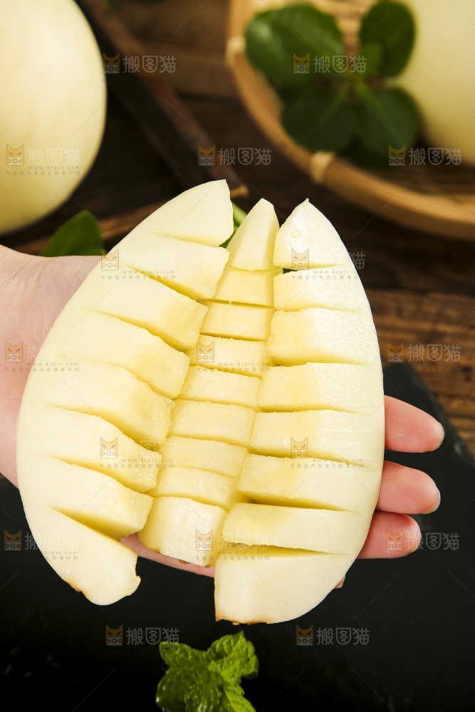 手里捧着切块的阎良甜瓜