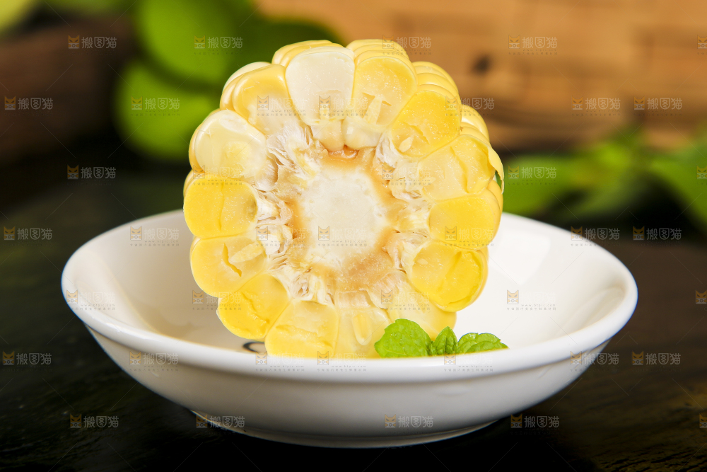 碟子里放着切块的甜玉米