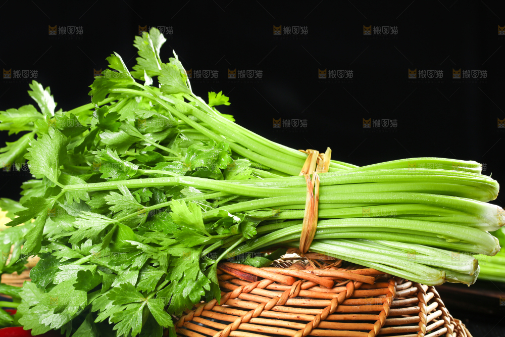 篮子里装着芹菜