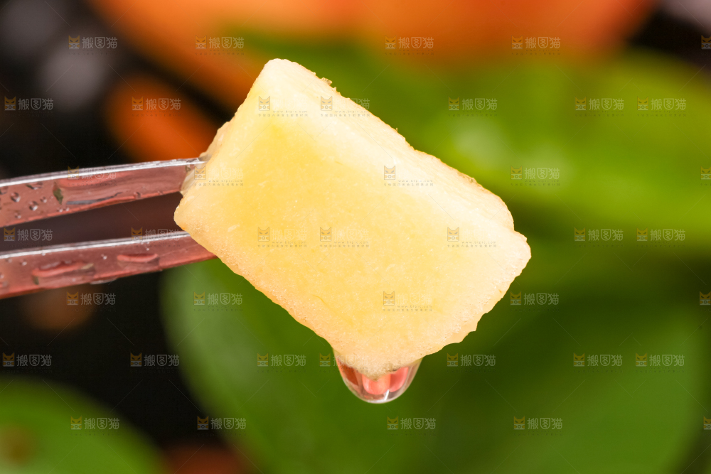 叉子上插着苹果果肉